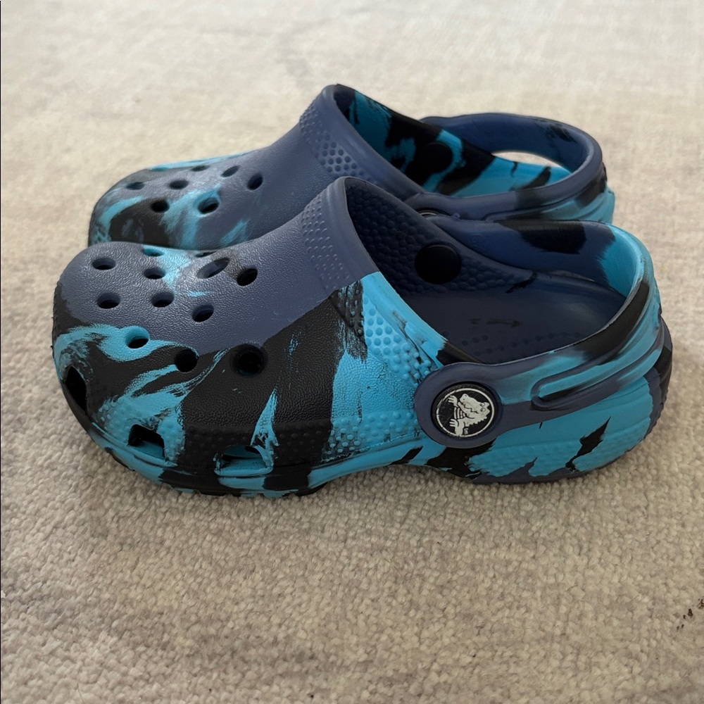 CROCS Kids Blue and Black marble size 9 - Picture 6 of 12